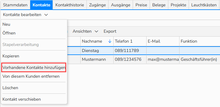 Screenshot eines Stammdatensatzes im Tab „Kontakte“. UI-Elemente zum Verknüpfen und Entfernen bereichsübergreifender Kontakte sind hervorgehoben.