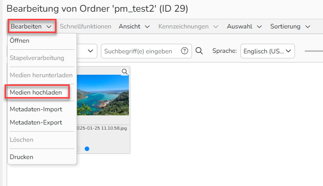 Screenshot eines Upload-Ordners für Medien. Im Menü sind die Schaltflächen „Bearbeiten“ und „Medien hochladen“ hervorgehoben.