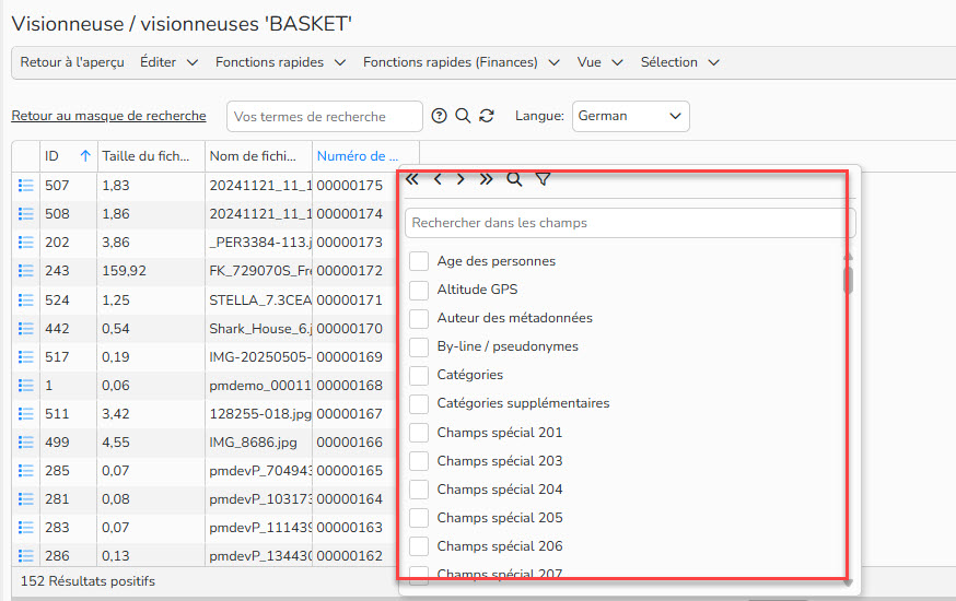 Capture d'écran mettant en évidence une Vue tableau, le menu contextuel du tableau avec champs de métadonnées