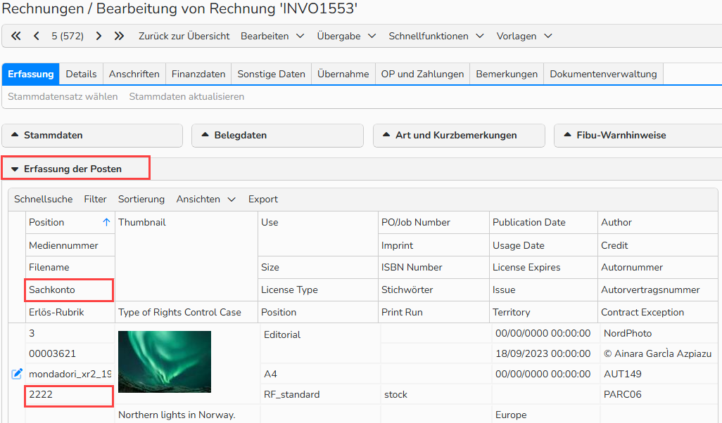 Screenshot eines Rechnungsfensters, der den Bereich Erfassung der Posten zeigt. Das dem ausgewählten Artikel zugeordnete Sachkonto ist hervorgehoben.