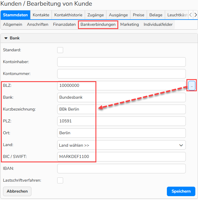 Ein Screenshot eines Kundenstammdatenfensters, in dem der Sub-Tab Bankverbindungen hervorgehoben ist. Die Suchschaltfläche neben dem Feld Bankleitzahl ist hervorgehoben, und ein Pfeil zeigt von der Schaltfläche zu den Feldern, die automatisch mit den Bankdaten ausgefüllt werden.
